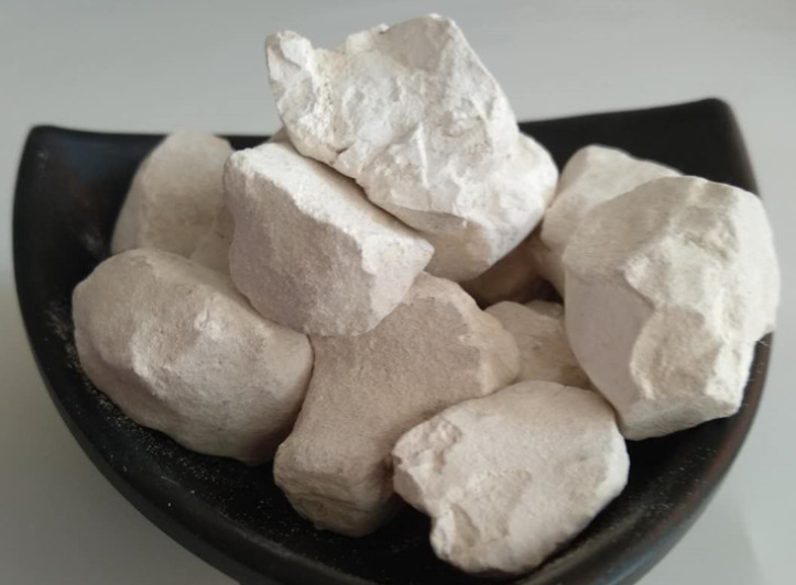 生石灰燒完還要磨粉嗎？生石灰塊磨粉機(jī)